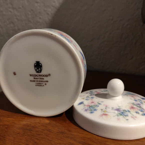 Wedgwood "Angela" round trinket box - Picture 2 of 3